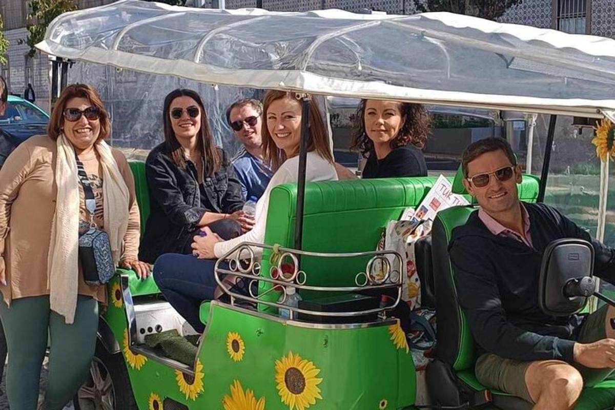 un gruppo di persone sedute in un veicolo verde