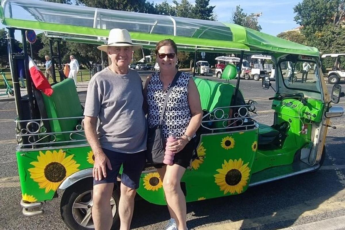 un uomo e una donna in piedi davanti a un prato verde