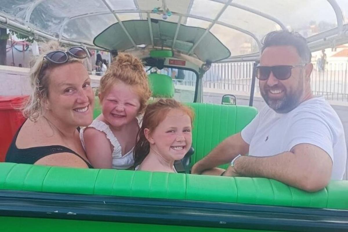 un gruppo di persone a bordo di un carro verde