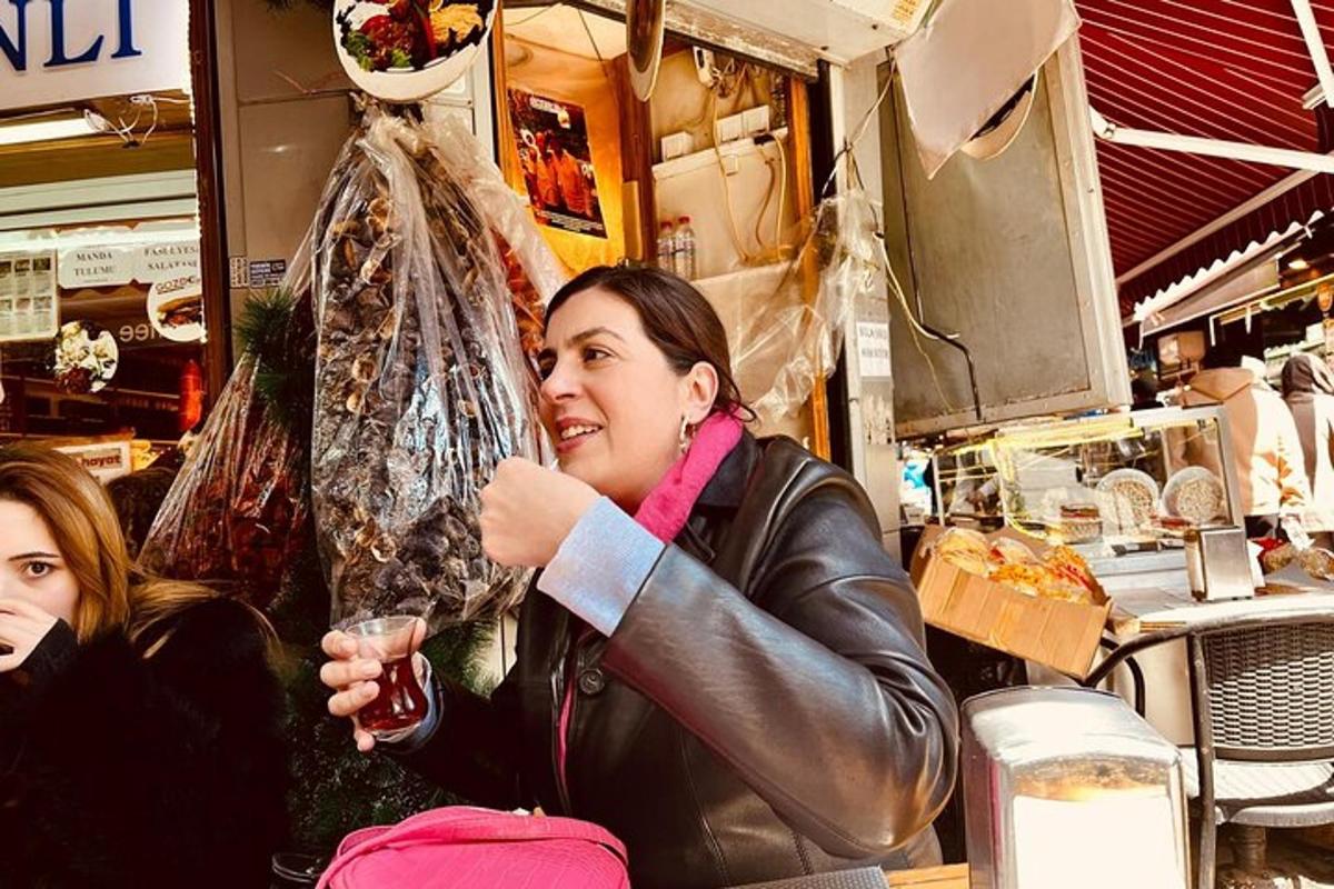 una donna tiene in mano un bicchiere in un mercato