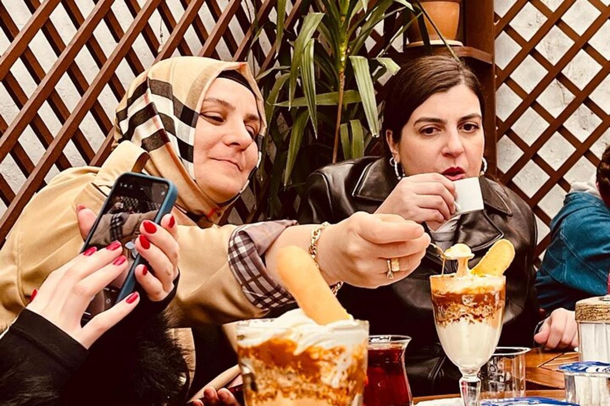 due donne sedute a un tavolo che mangiano cibo