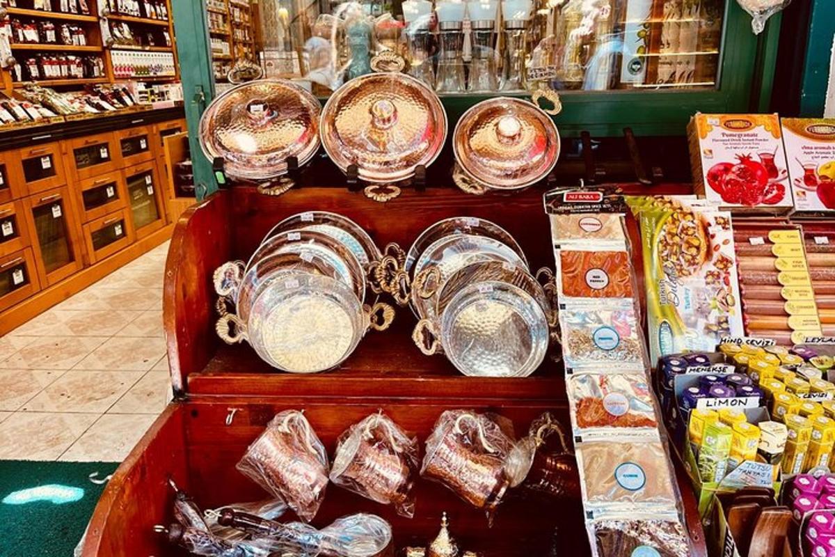 un'esposizione di cibo in un negozio con ciotole su un tavolo