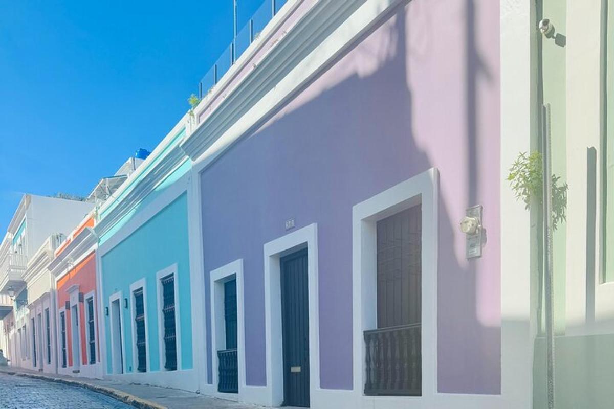 una fila di edifici colorati su una strada