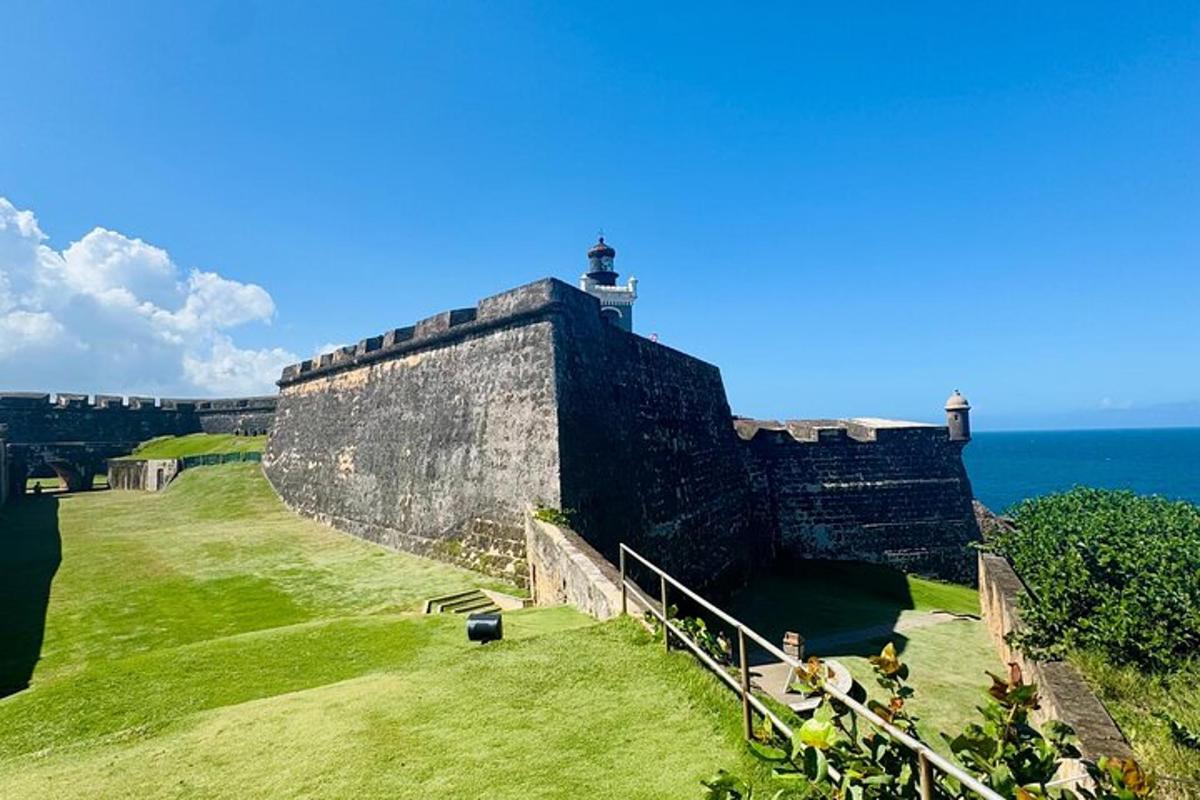 un grande castello con l'oceano alle spalle