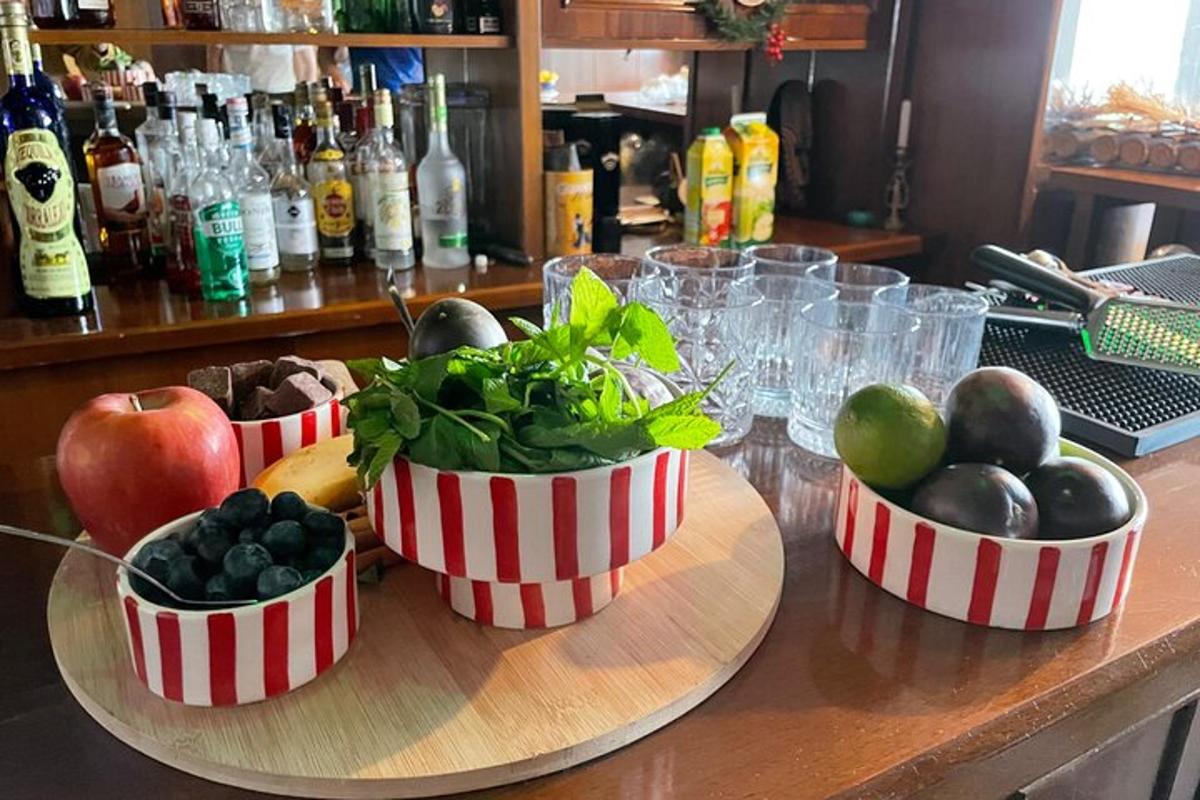 trois paniers de fruits et légumes sur un comptoir