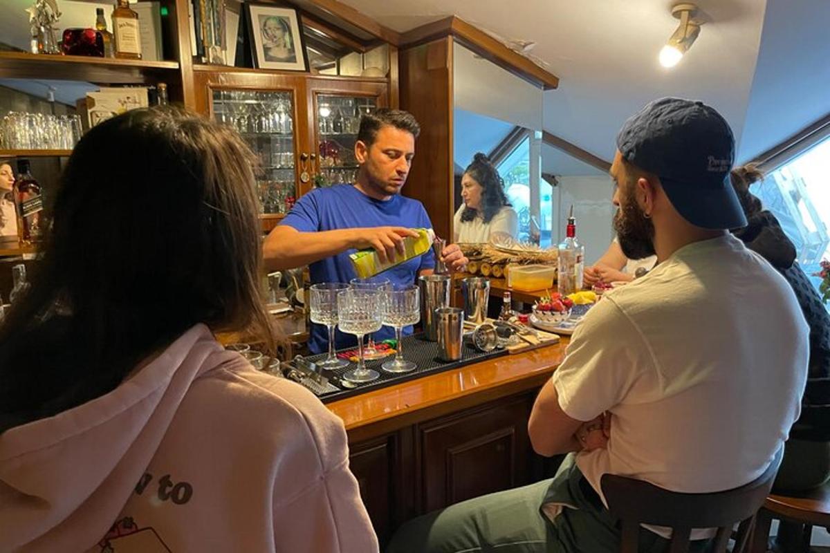 un groupe de personnes debout à un bar