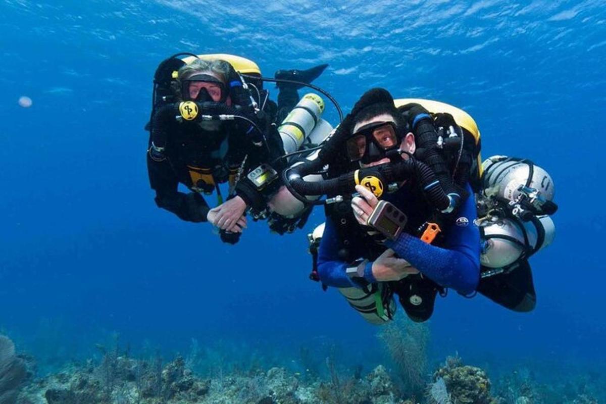 dues persones es submergeixen a l'oceà a l'aigua