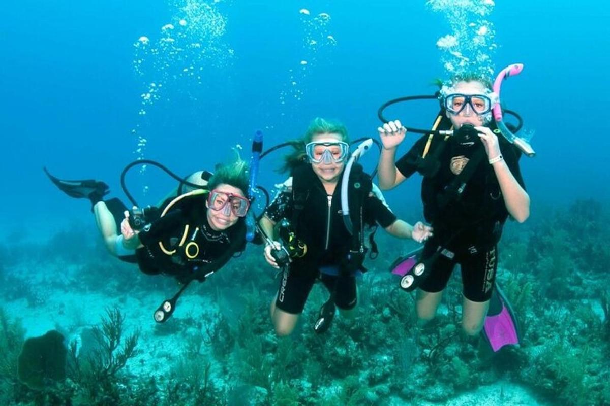 tre persone stanno facendo immersioni subacquee nell'oceano