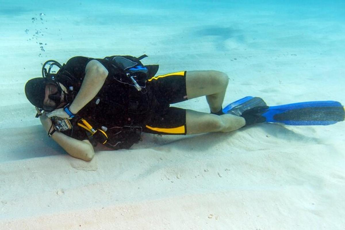 una persona sdraiata a terra nell'acqua