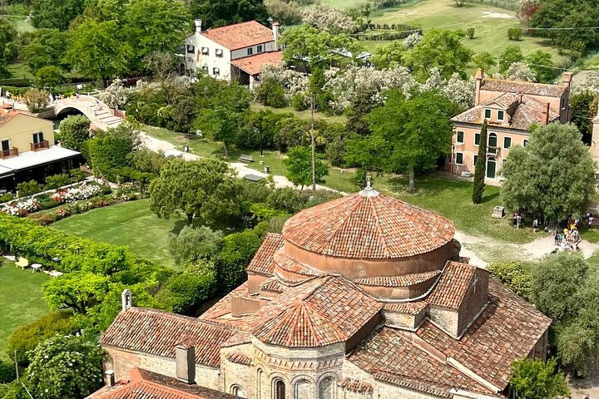 μια εναέρια άποψη ενός σπιτιού με στέγη