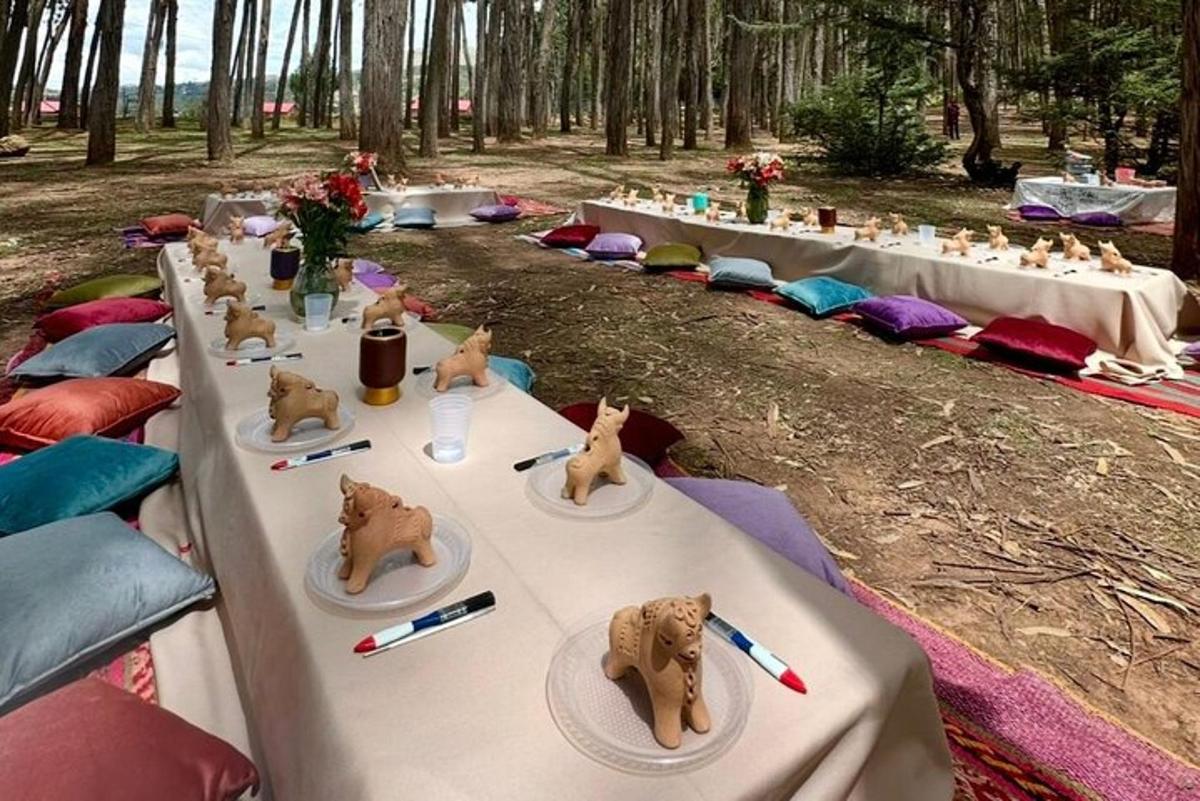 un groupe de longues tables avec des animaux dessus