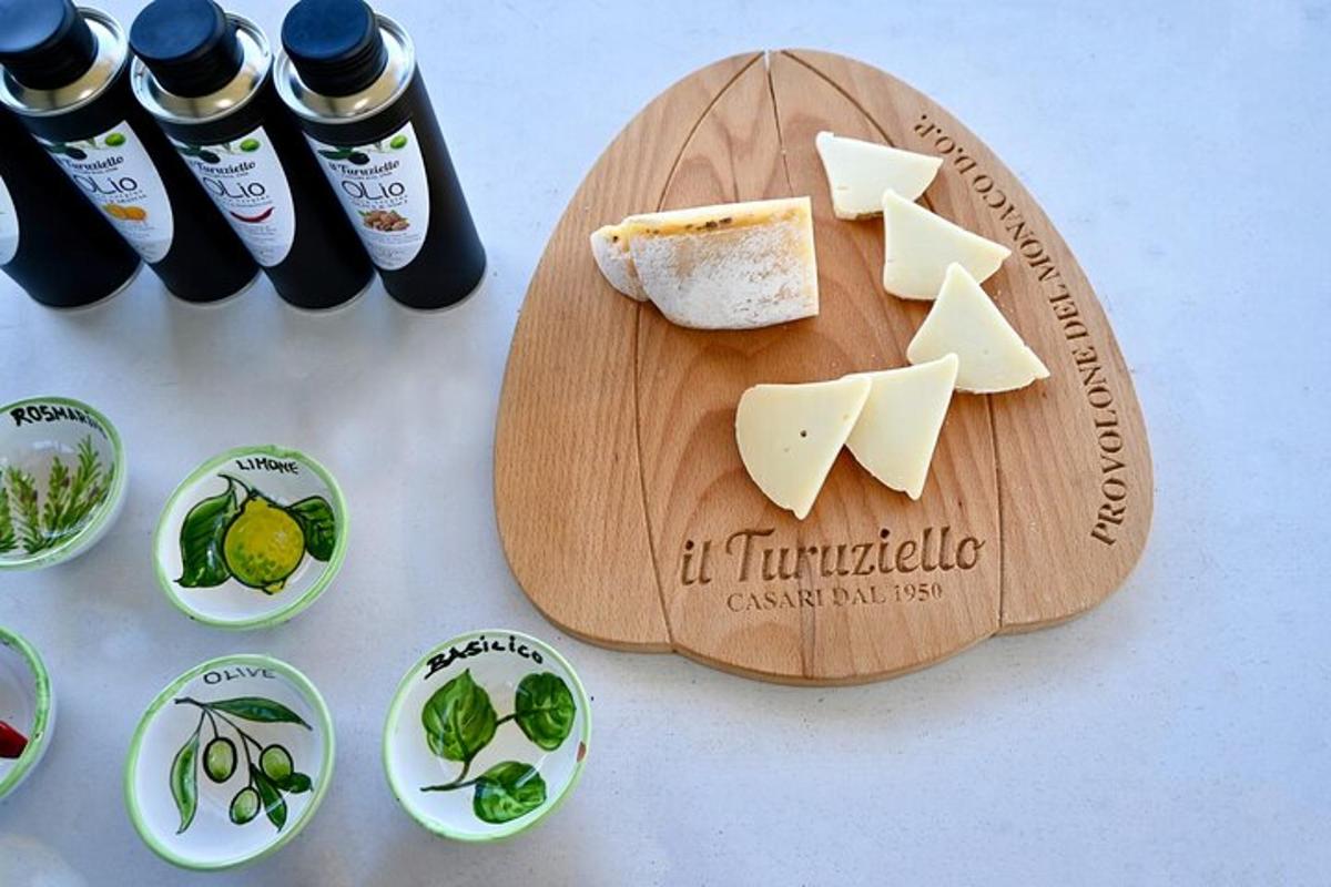 papan pemotong dengan keju dan roti di atas meja