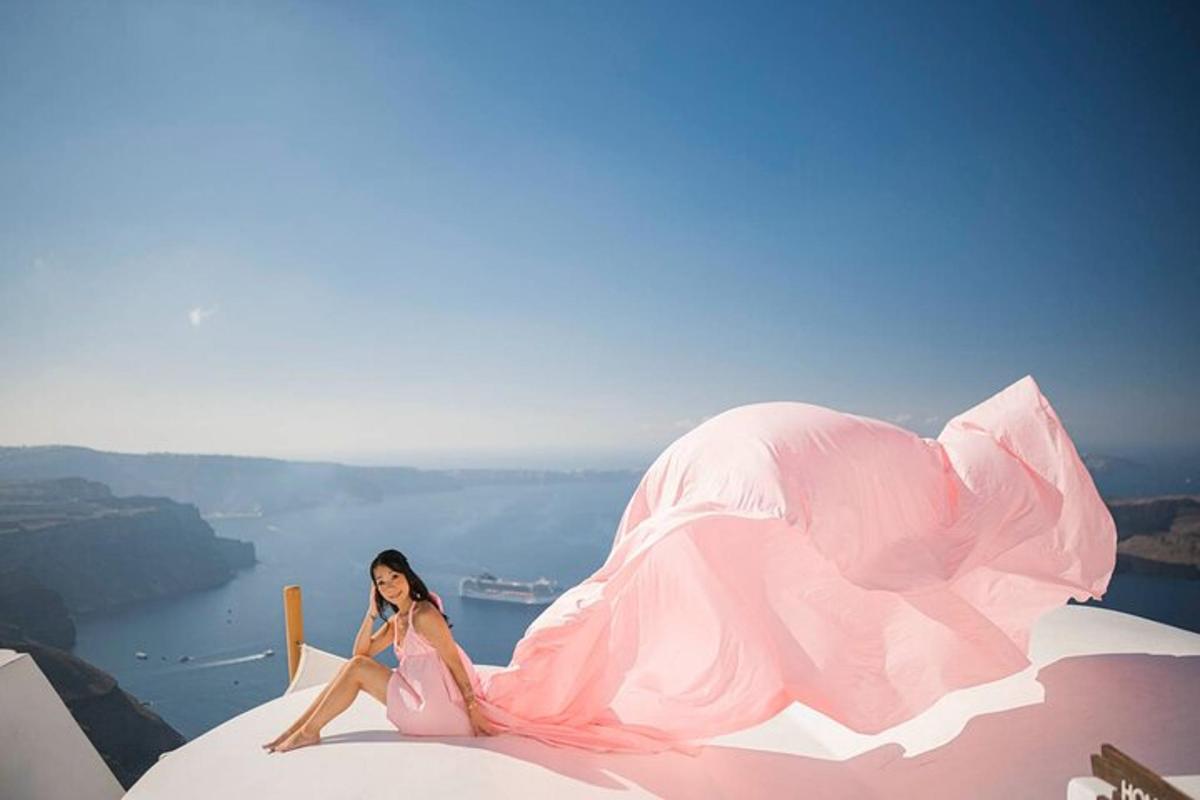 una dona amb un vestit rosa asseguda sobre un iceberg