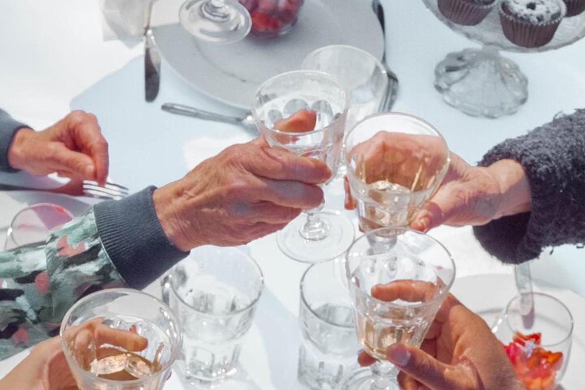 一群人举着酒杯