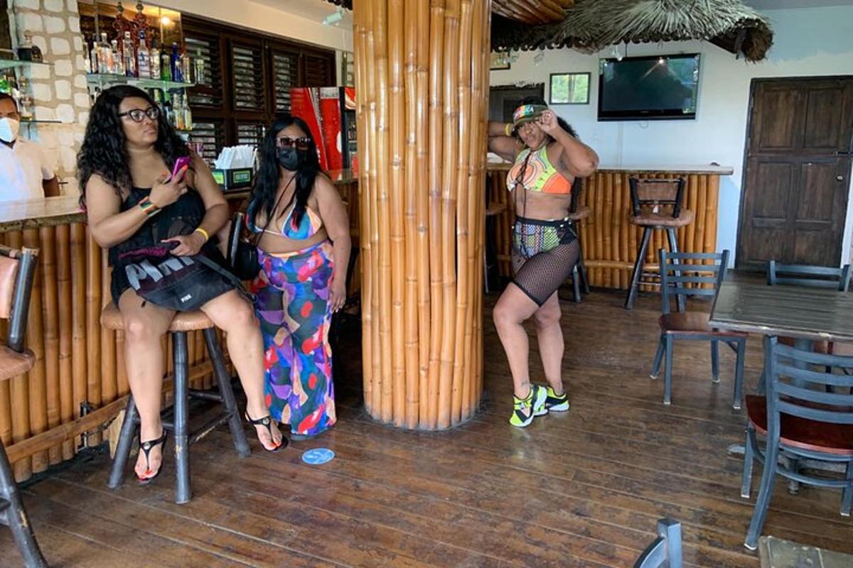 un grup de dones assegudes en un bar