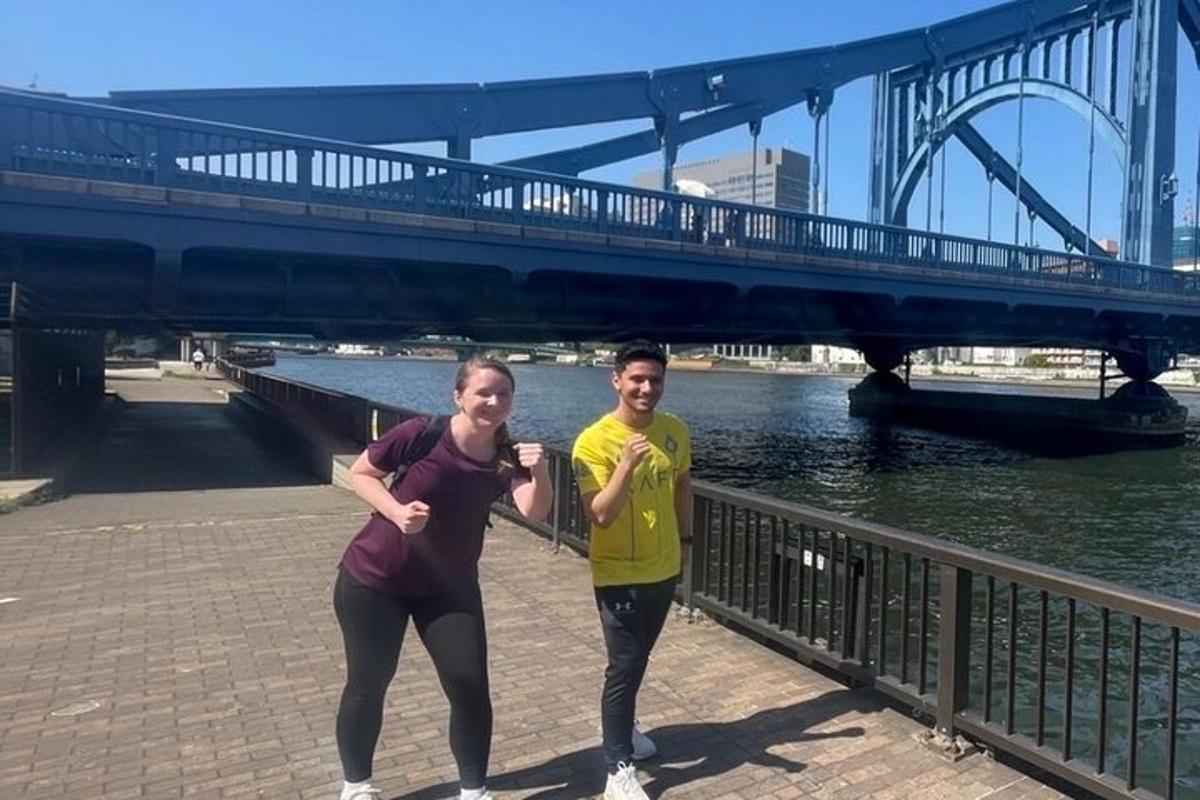 un home i una dona drets davant d'un pont