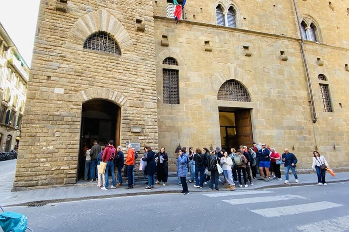 un grup de persones que es troben fora d'un edifici