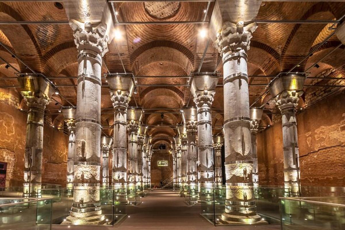 Un gran edificio con columnas y un techo con luces.