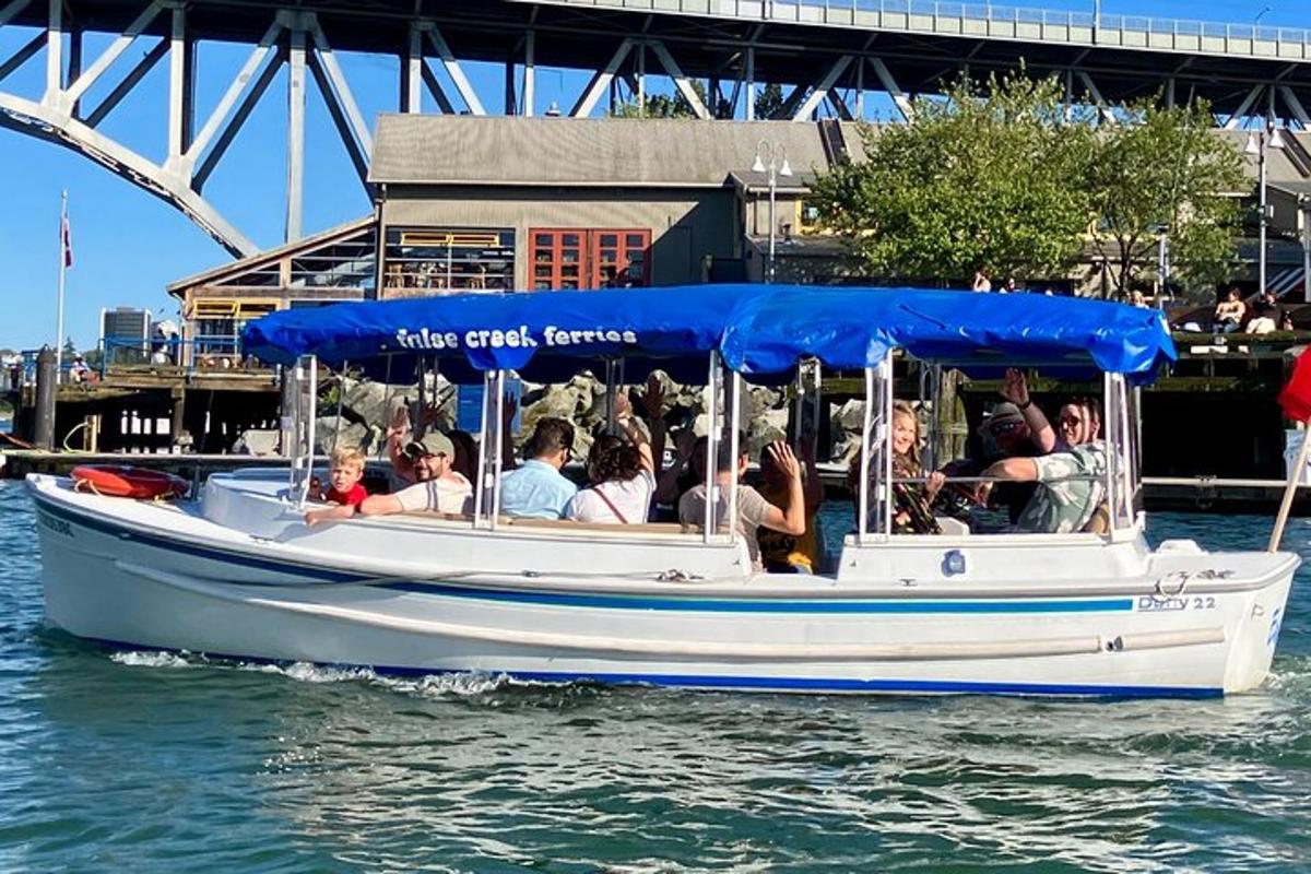 een groep mensen op een boot in het water