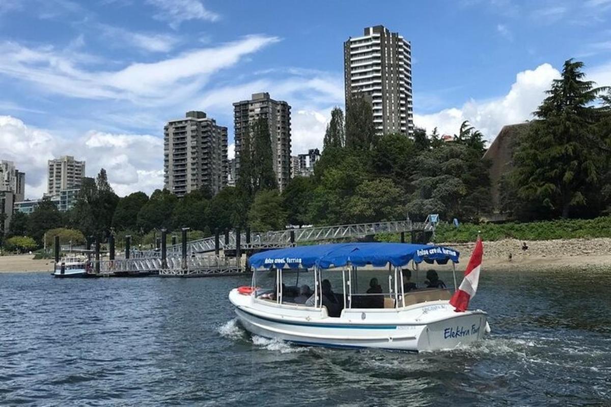 een witte boot met een blauw dak in het water