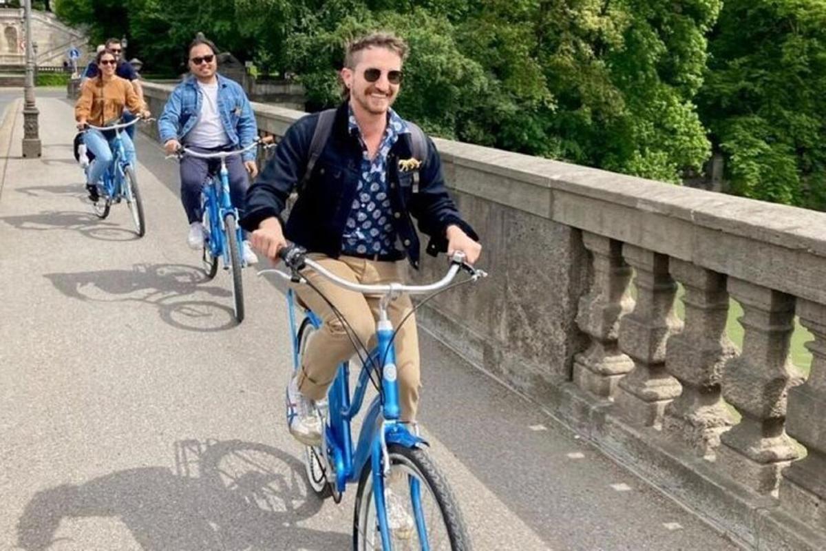 un uomo in bicicletta su un ponte