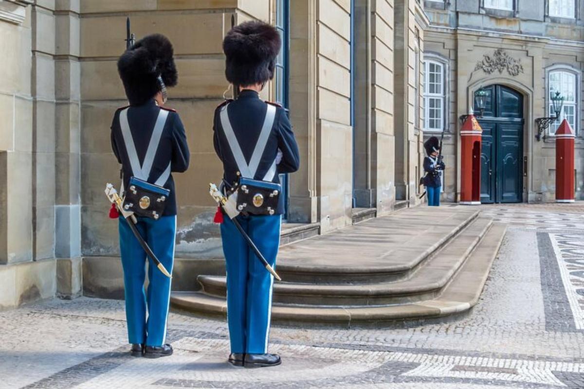 due persone in uniforme in piedi davanti a un edificio