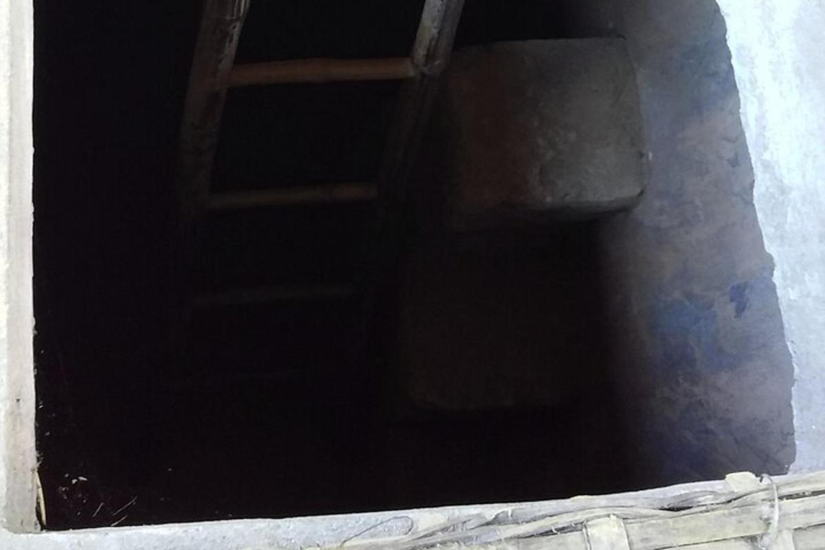 atviros durys su kopėčiomis tamsiame kambaryje