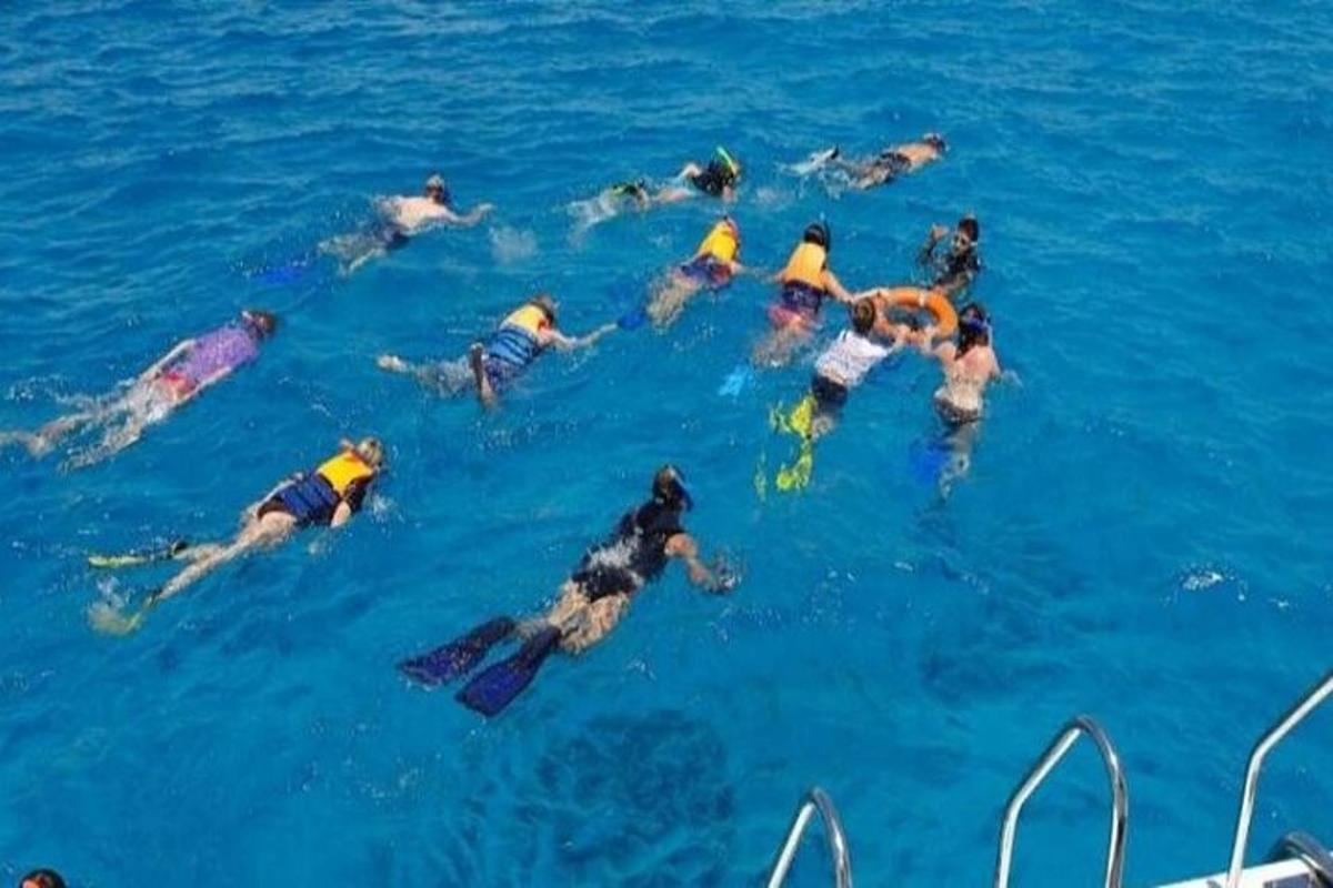 група људи који пливају у води