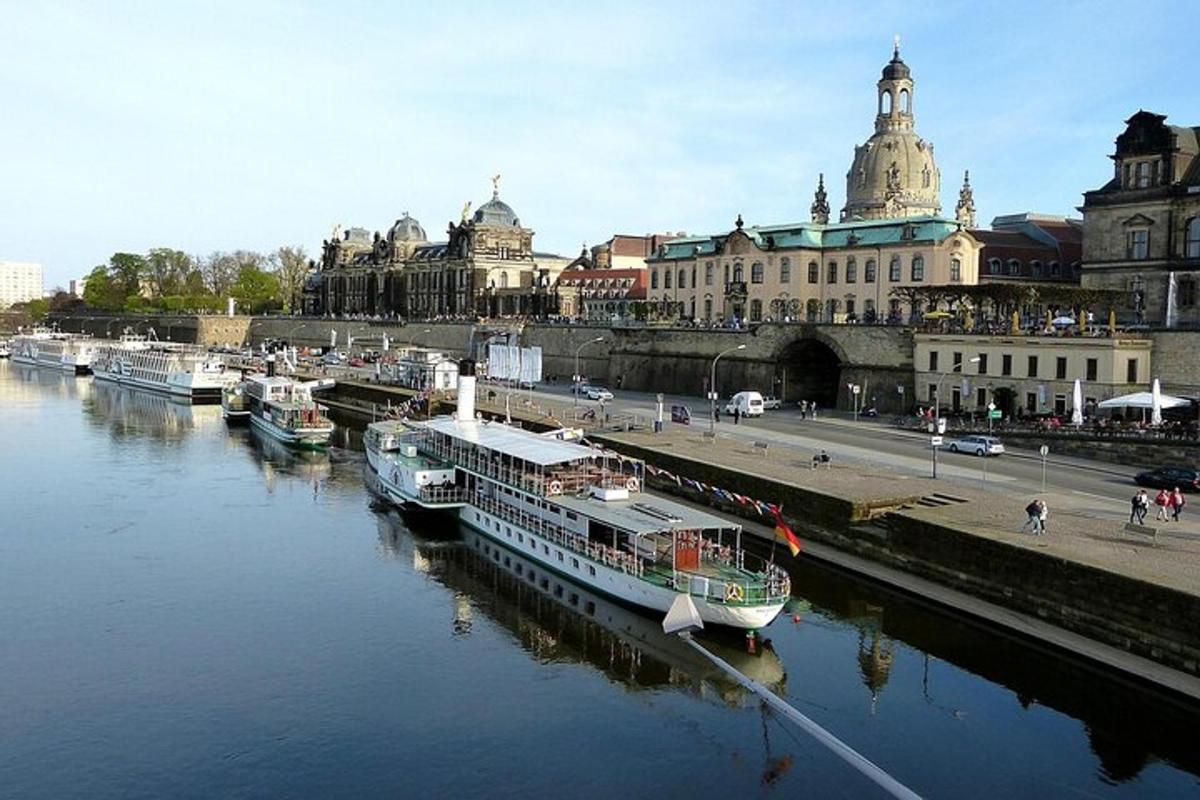 rühm paate, mis on linna jões dokitud