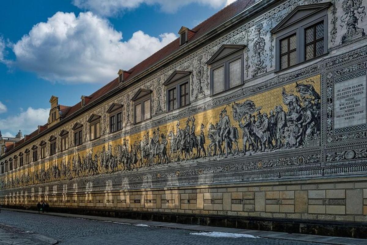 hoone, mille küljel on maalid