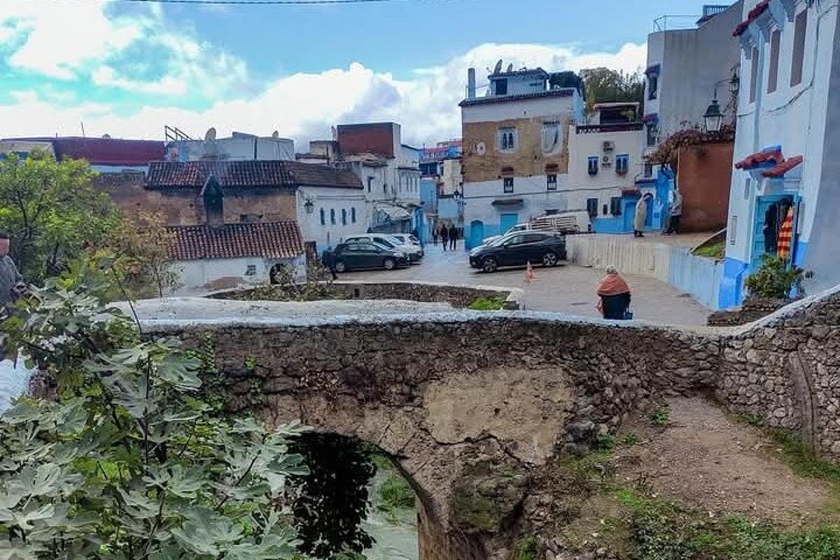 stari kameni most preko ulice u gradu