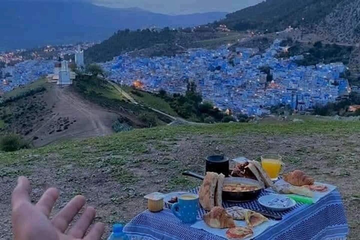 ein Tisch mit Essen auf einem Hügel