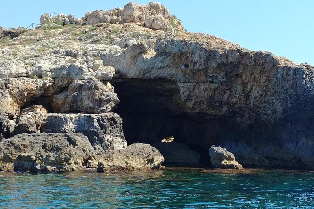 una grotta nel fianco di una scogliera rocciosa