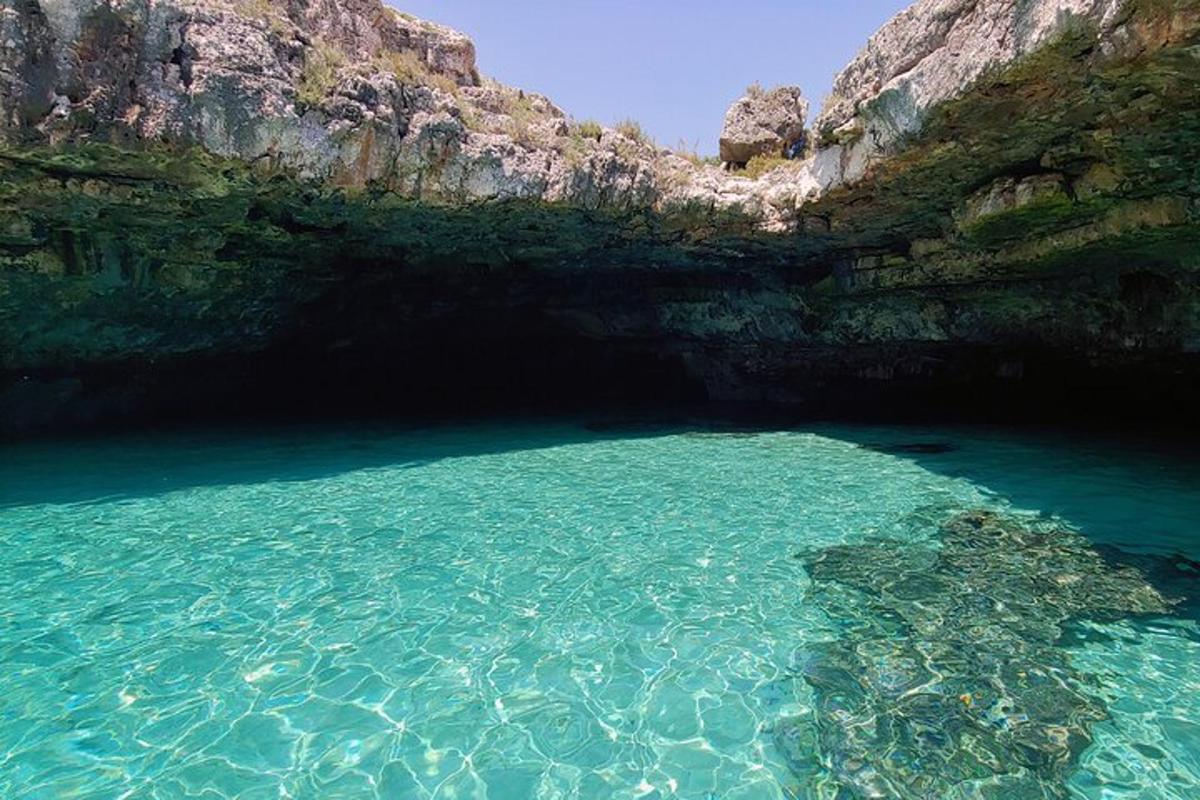 una piscina de agua azul clara en una cueva