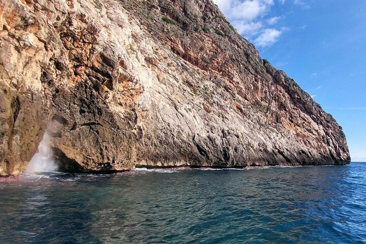 una scogliera rocciosa che sporge dall'acqua vicino all'oceano