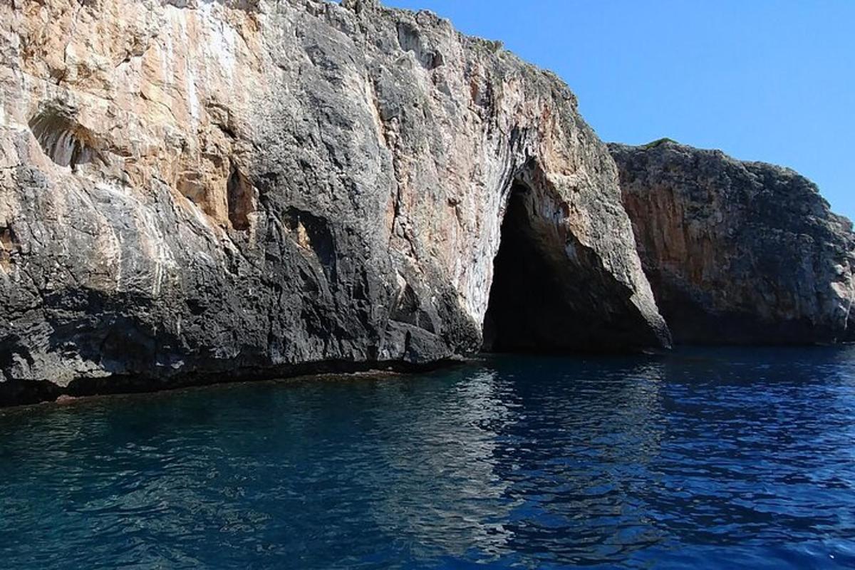 una grotta nel fianco di una scogliera rocciosa
