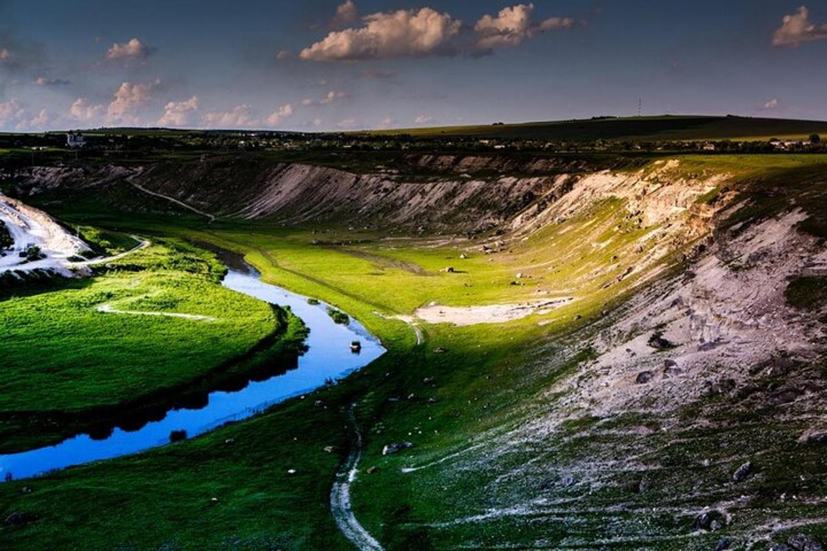 una vista aerea di una montagna con un fiume