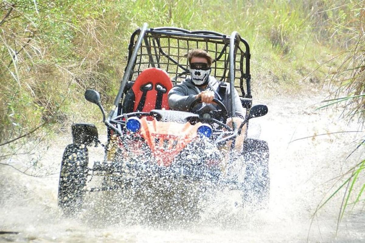 isang lalaking nakasuot ng gas mask na nagmamaneho ng wheeler sa tubig