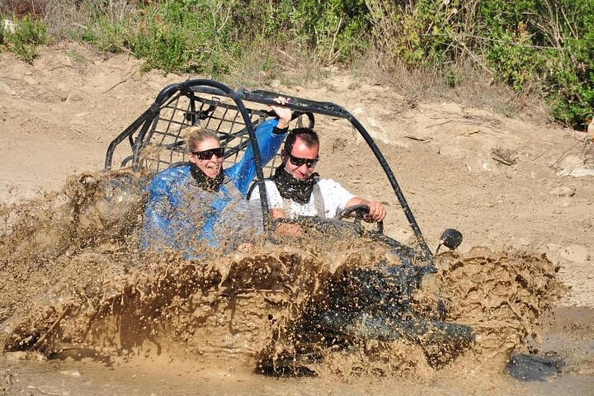 dua orang menaiki kenderaan off road dalam lumpur