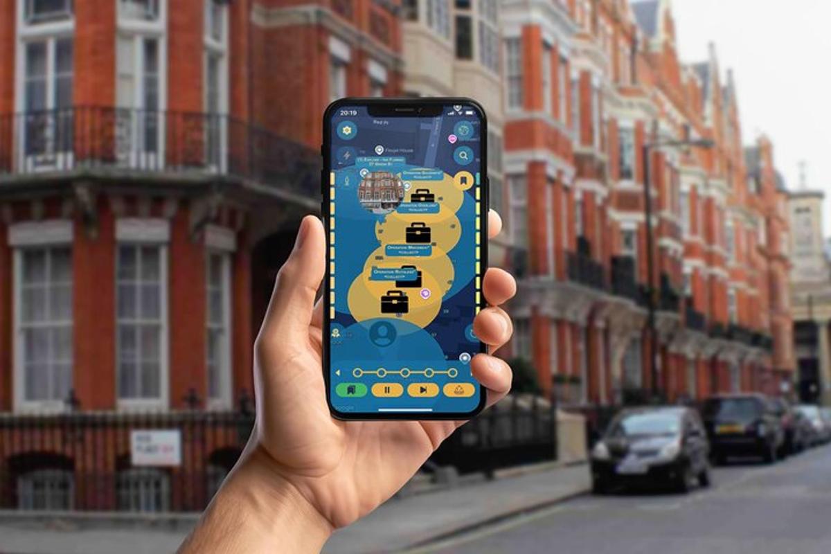 osoba držící v ruce mobilní telefon