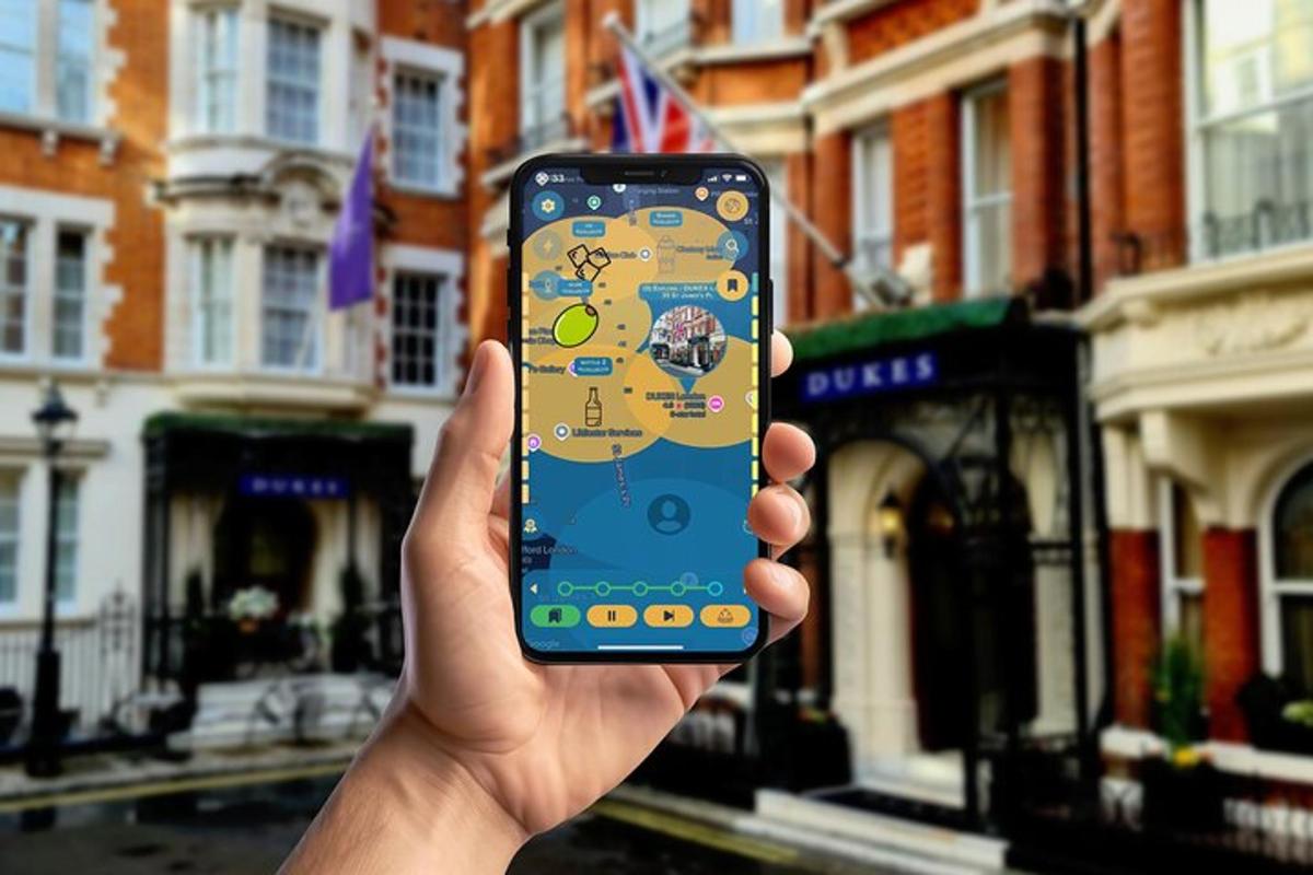 osoba držící v ruce mobilní telefon