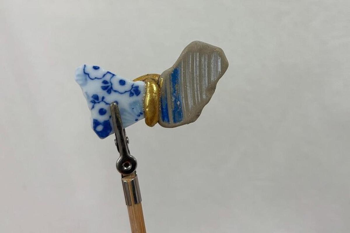 un objecte de vidre blau i blanc en un pal