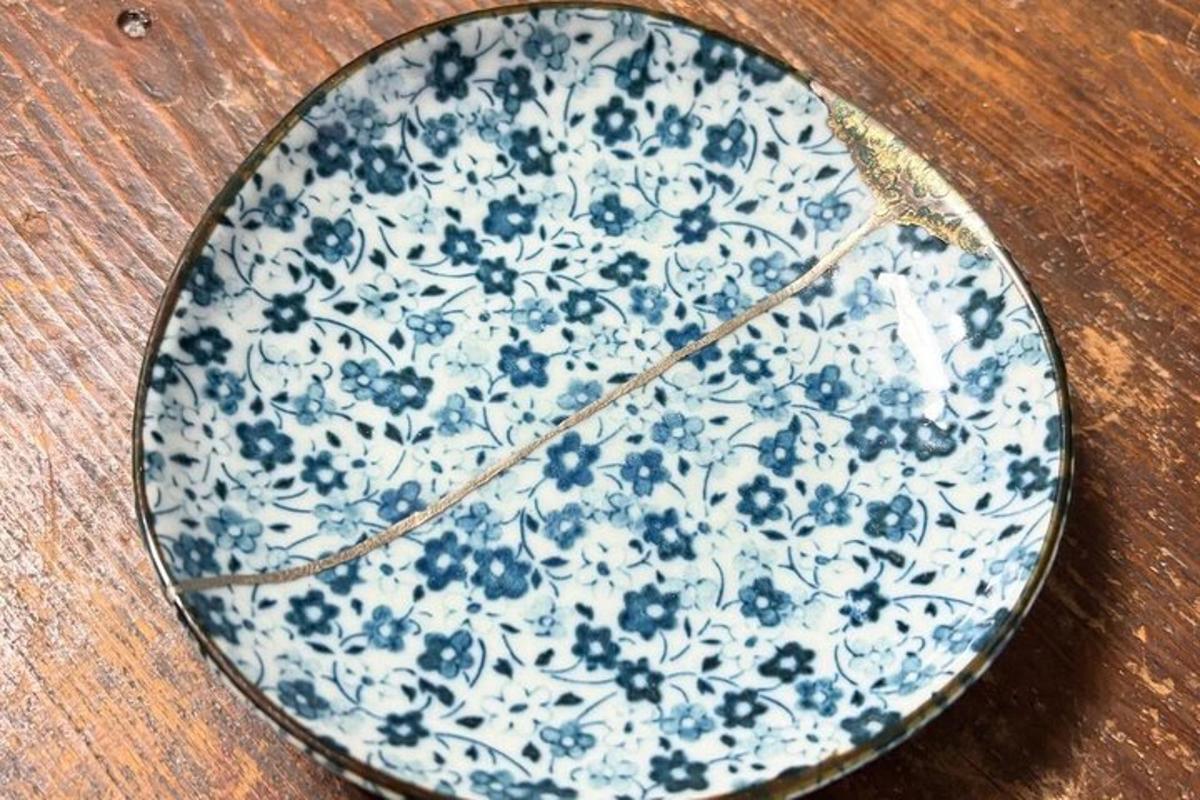 pinggan biru dan putih di atas meja kayu