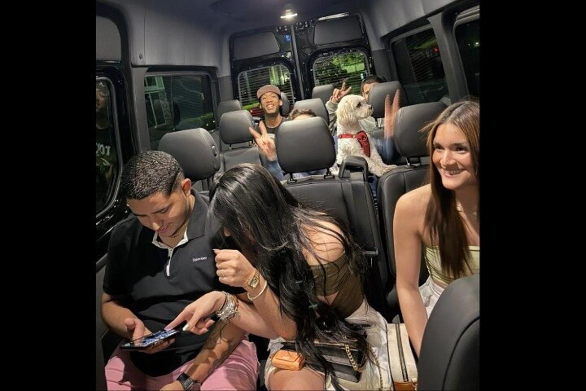 un grupo de personas sentadas en la parte trasera de un autobús