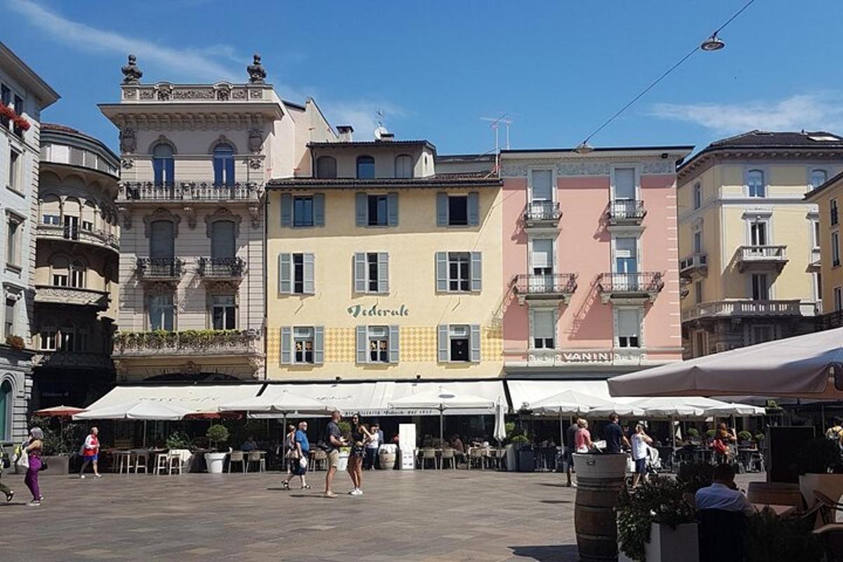 un gruppo di persone che camminano davanti a un edificio