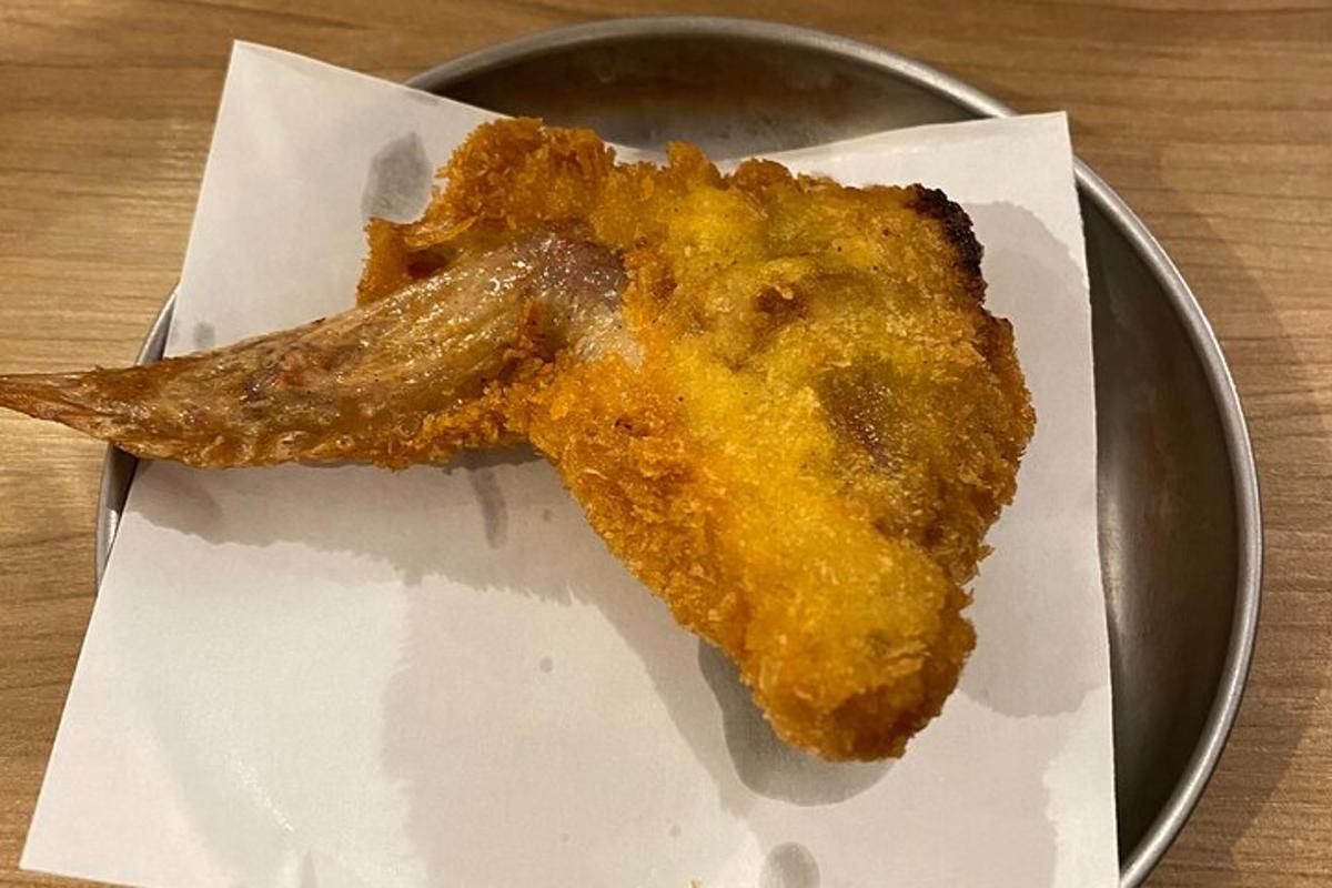 sekeping makanan terletak di atas pinggan