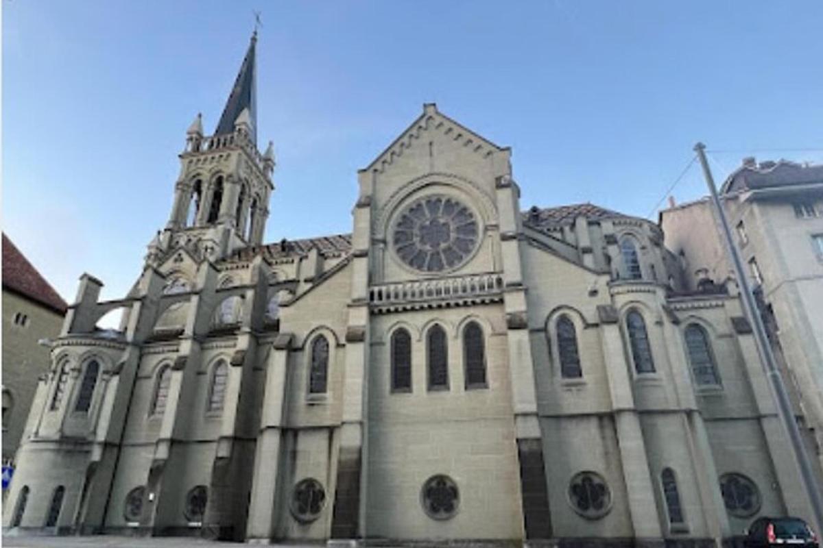 velký kostel s hodinami na průčelí