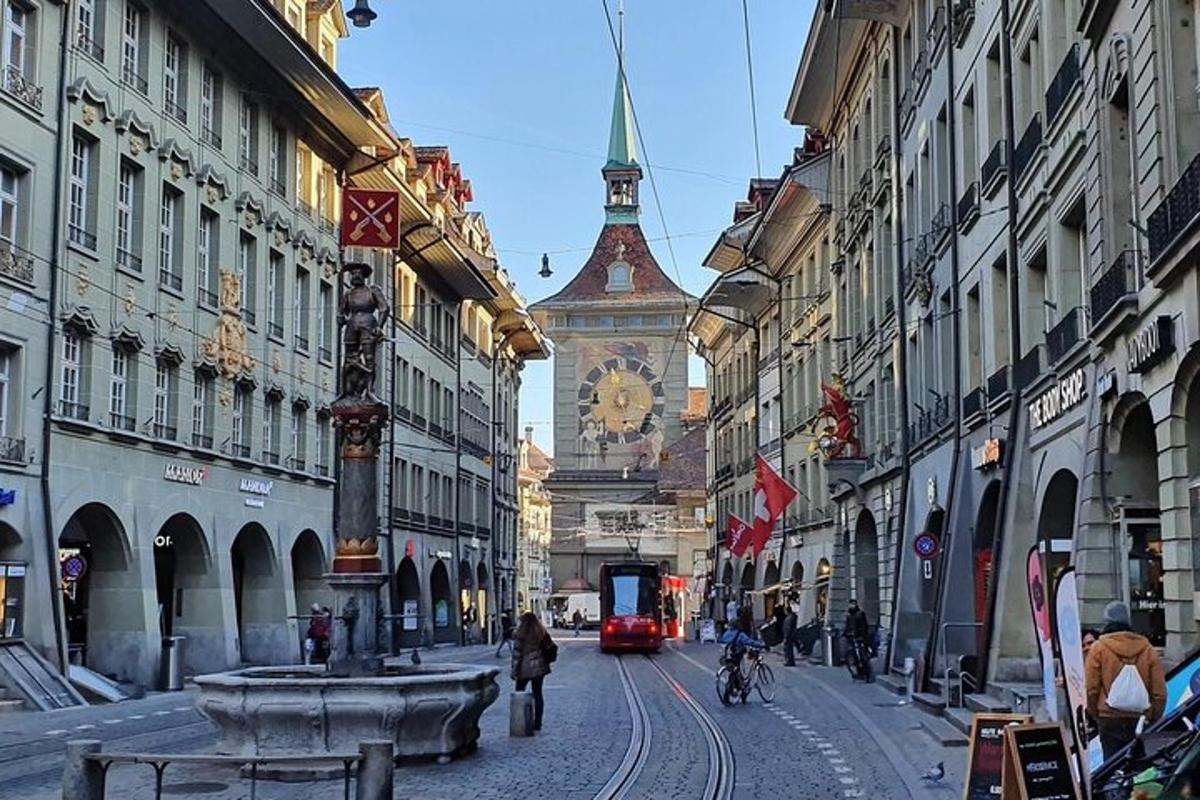 městská ulice s hodinovou věží v dálce