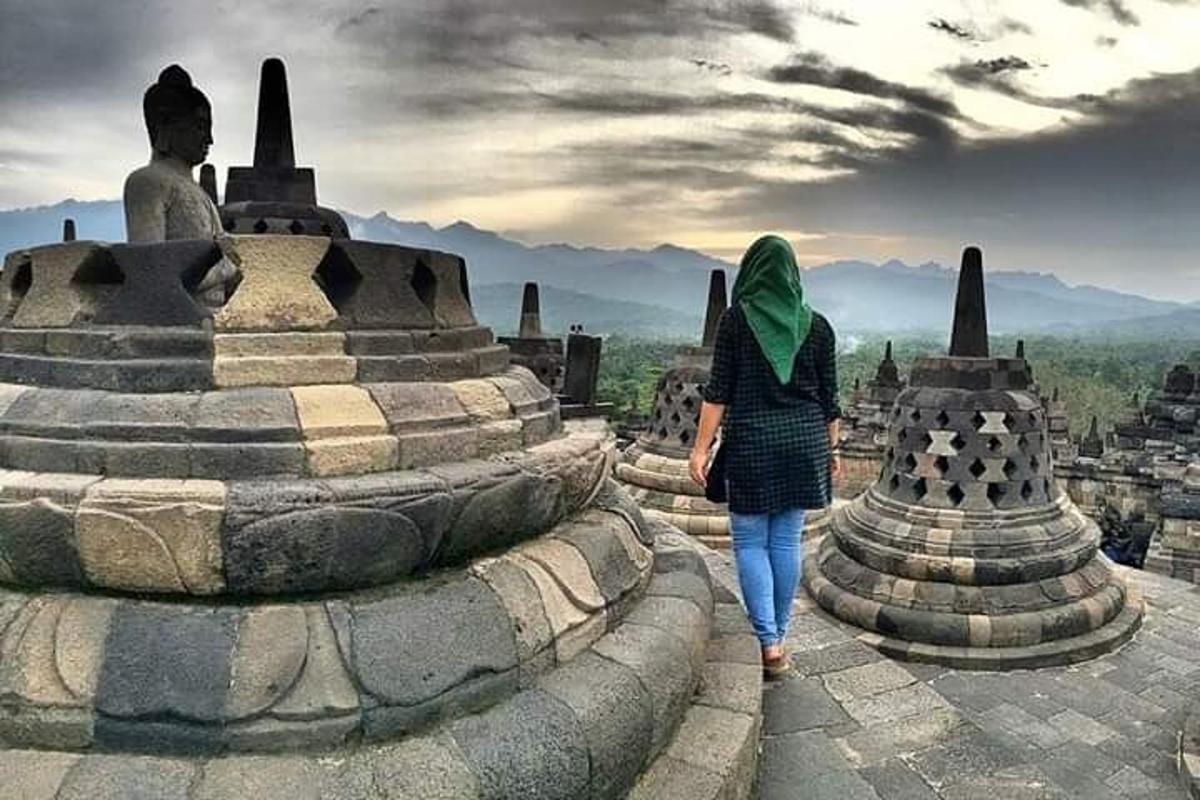 uma mulher caminhando no topo de um monumento