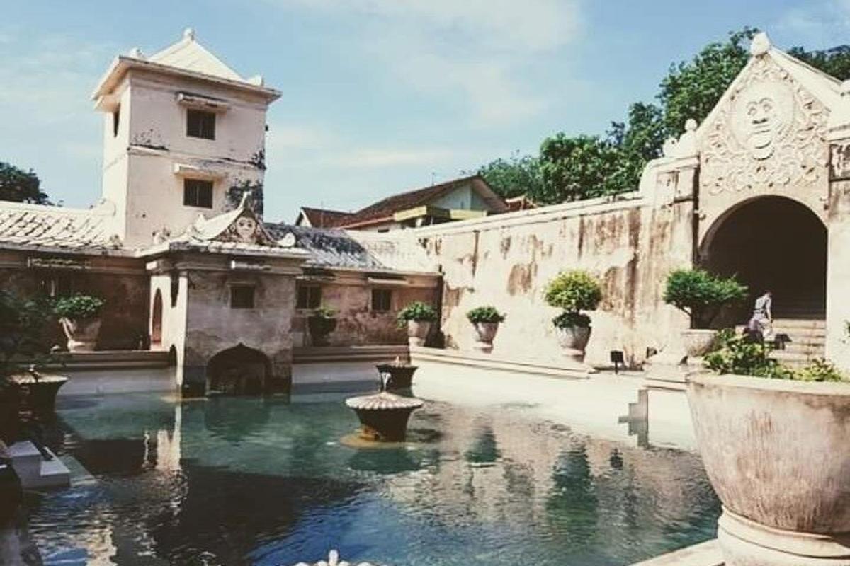 a courtyard of a building with a water fountain